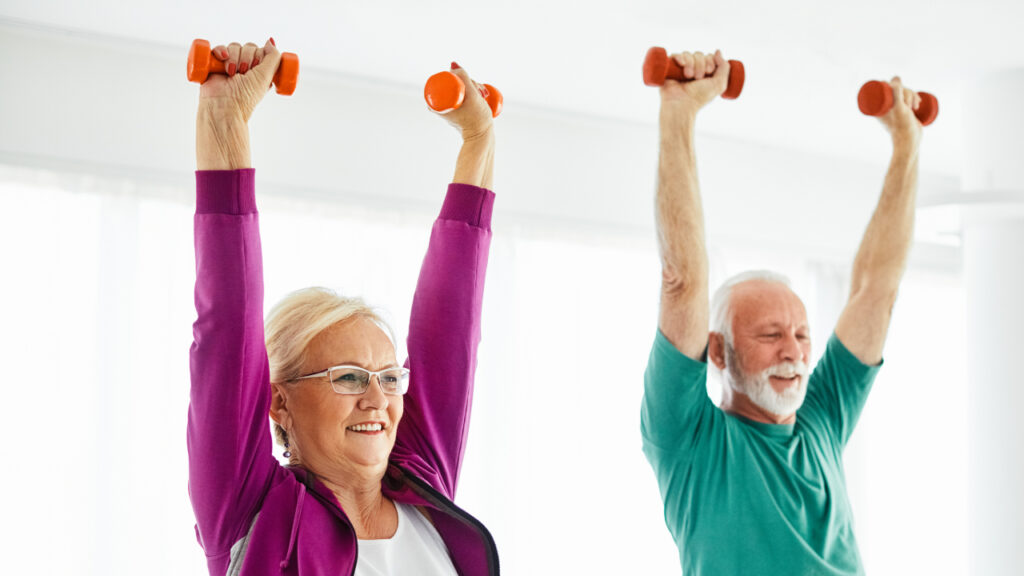 idosos a fazer exercício com halteres
