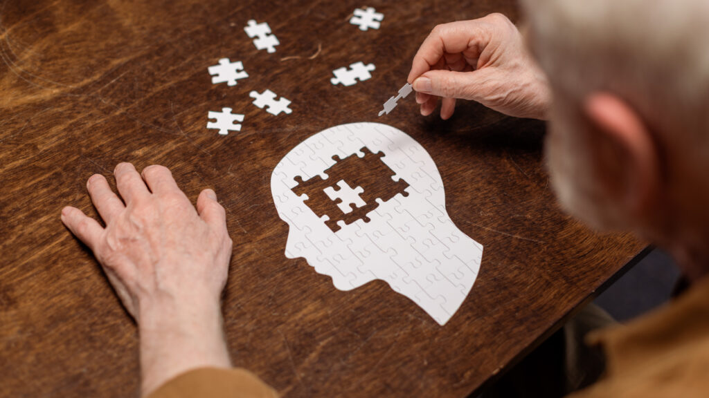 idoso a fazer um puzzle