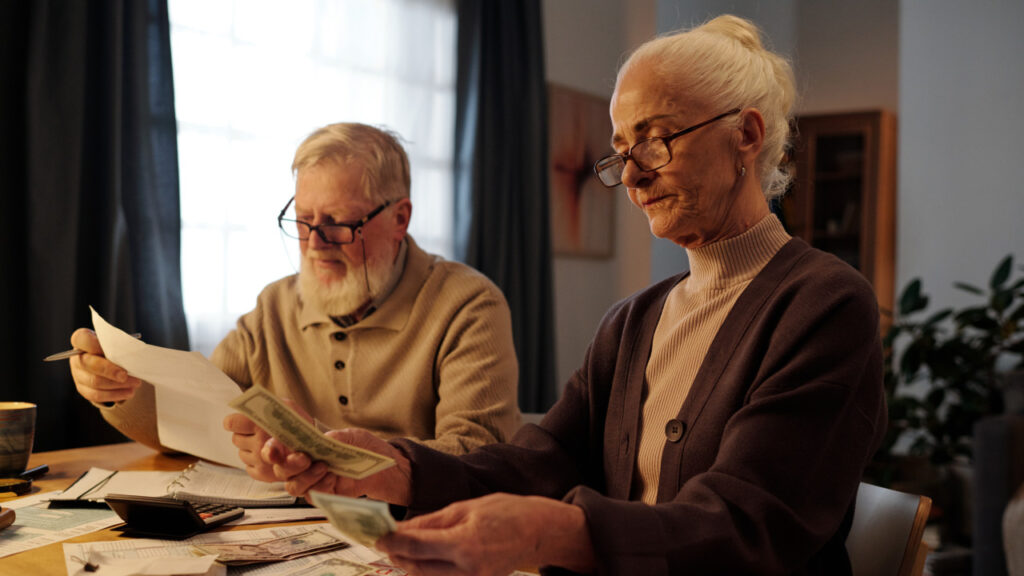 Casal idosos a analisar as finanças