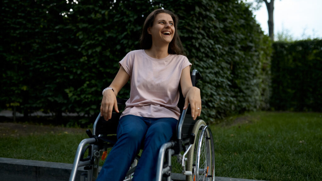 Senhora na cadeira de rodas ao ar livre