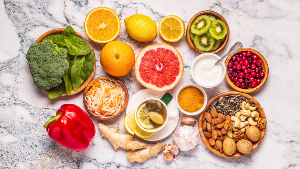 Conjunto de alimentos numamesa, frutas, legumes, frutos secos, gengibre, especiarias